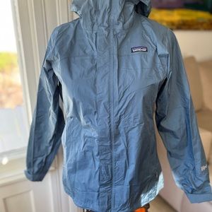 PATAGONIA Women’s full zip windbreaker & rain jacket with attached hood, Medium